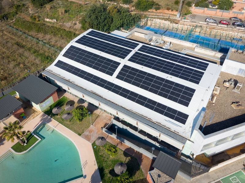 Actualment esteu veient Alcover avança cap a la sostenibilitat amb energia solar als equipaments municipals