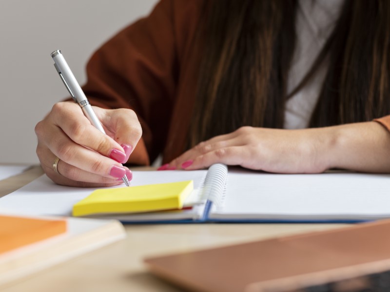 Actualment esteu veient Ajuts econòmics per a estudiants que cursin estudis postobligatoris no universitaris pel curs 2026-2027