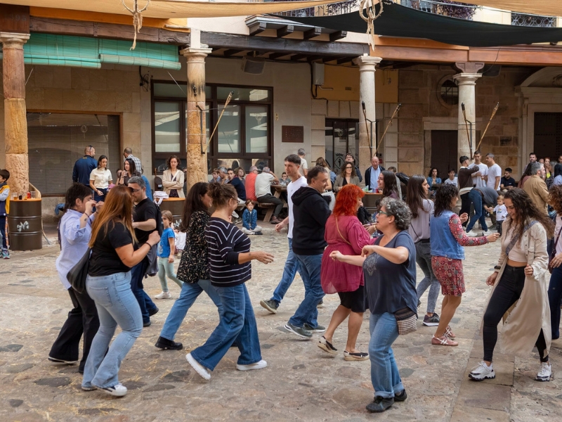 Taller de dansa a la taverna dels bandolers amb Lar.folk