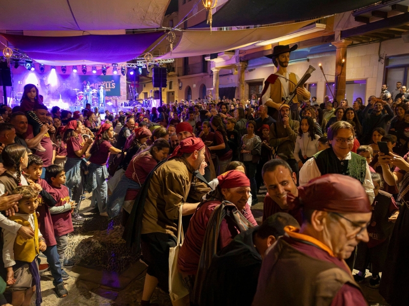 Cercavila pels carrers del nucli històric del poble fins a la plaça Nova