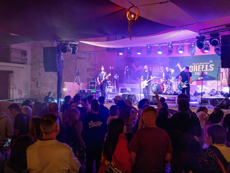 Nit bandolera amb Allcovers i dj. Astèrix